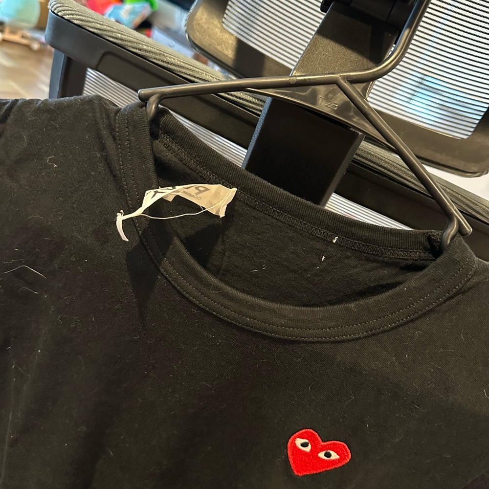 Comme des Garçons PLAY Black Tee with Red Heart Patch - Picture 4 of 6